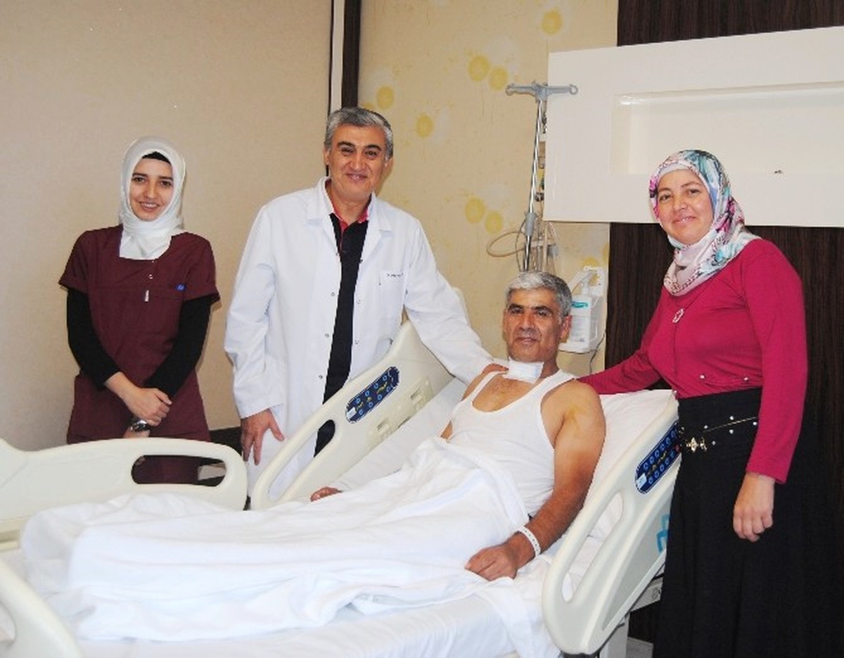 15 Ay Boyunca Boğazında 4 Santimetrelik Demir Parçası ile Yaşadı
