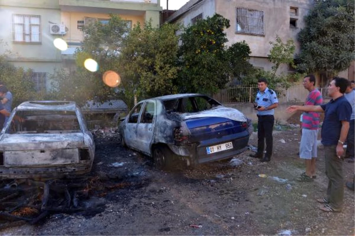 Adana\'da Biri Hurda 3 Otomobil Yandı