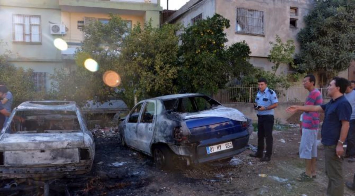 Adana\'da Biri Hurda 3 Otomobil Yandı