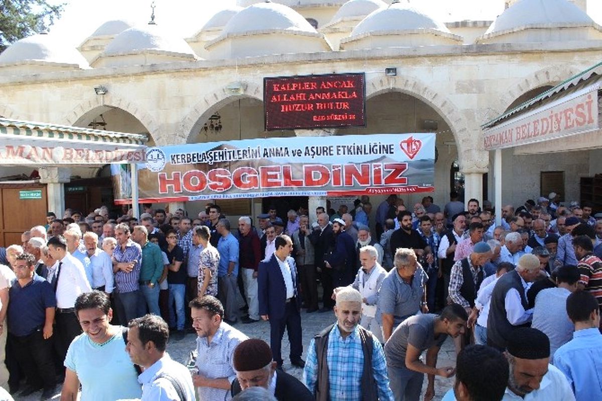 Adıyaman\'da 3 Bin Kişiye Aşure Dağıtıldı