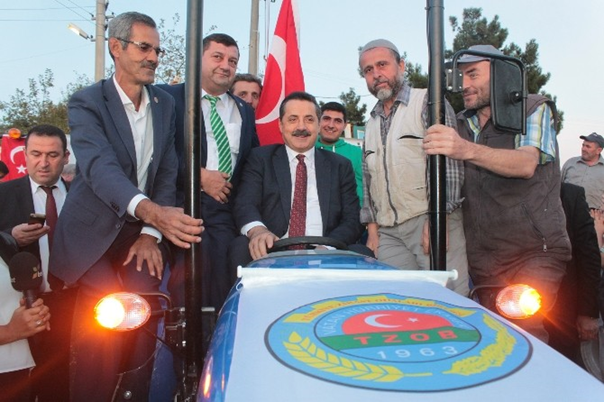 Bakan Çelik\'e Traktörlü Teşekkür