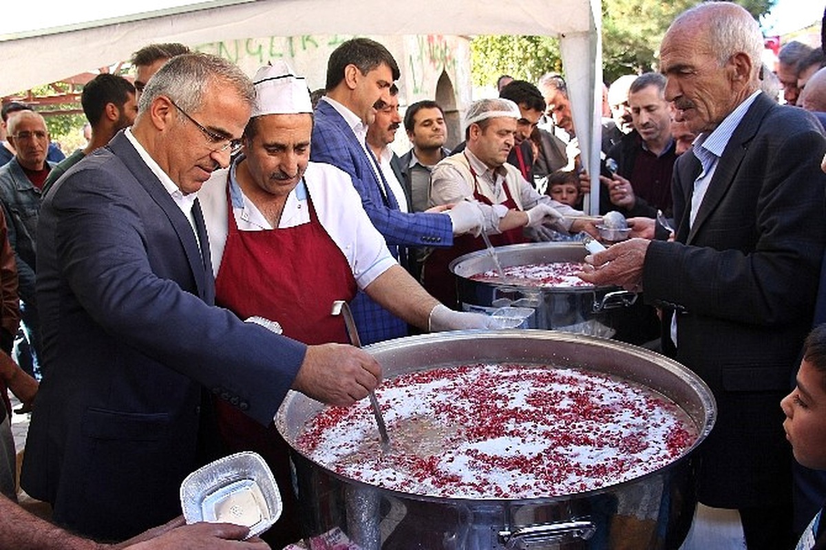 Belediyeden Vatandaşlara Aşure İkramı
