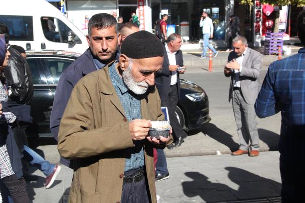 Bingöl Belediyesi, Kitap Okuyan 3 Bin Kişiye Aşure Dağıttı