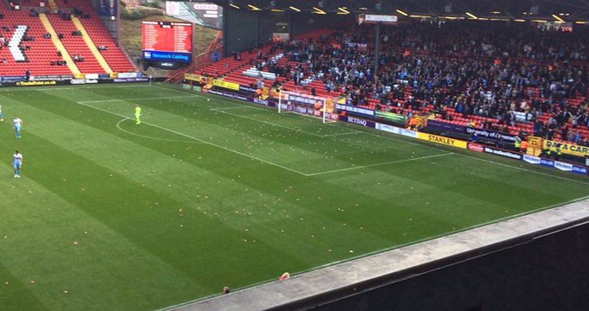 Charlton - Coventry Maçında İki Takım Taraftarları Sahaya Domuz Oyuncağı Attı