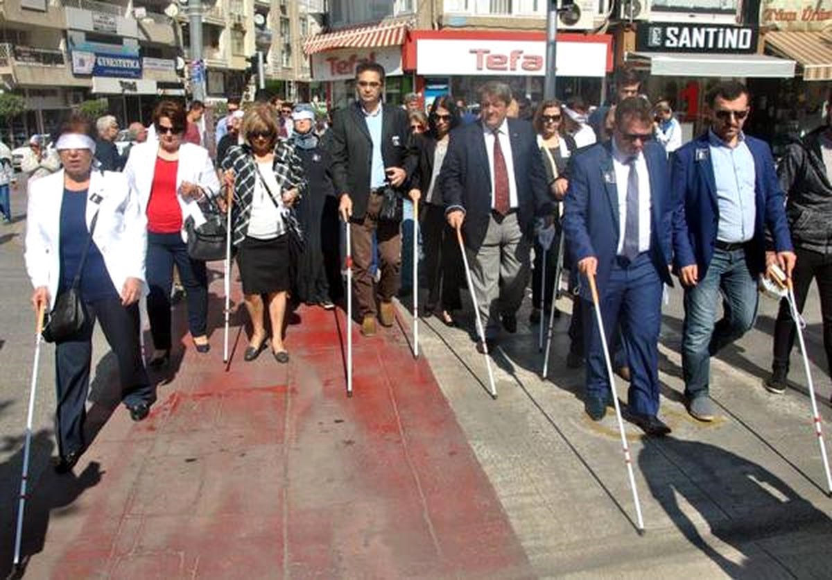 CHP\'li Özel de Gözleri Bağlı Yürüdü