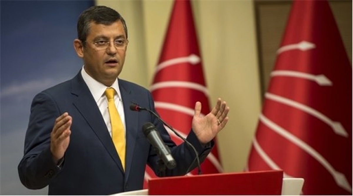 CHP\'li Özel de Gözleri Bağlı Yürüdü