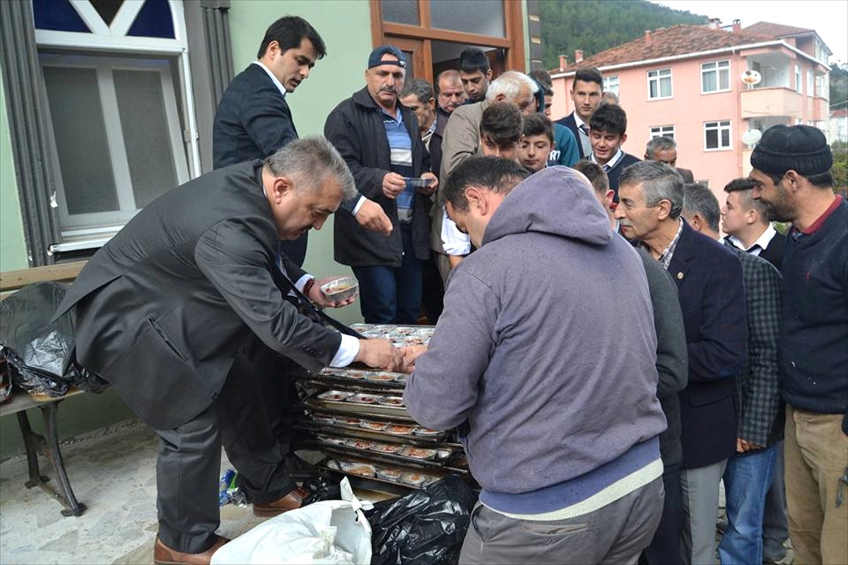 Doğanyurt\'ta 800 Kişiye Aşure Dağıtıldı