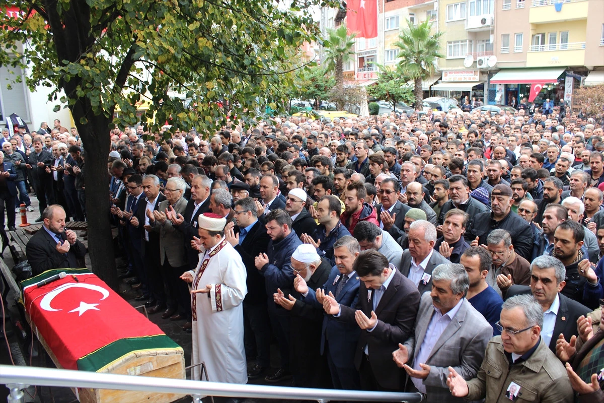 Eski Türkeli Belediye Başkanı Özcan\'ın Cenazesi Defnedildi