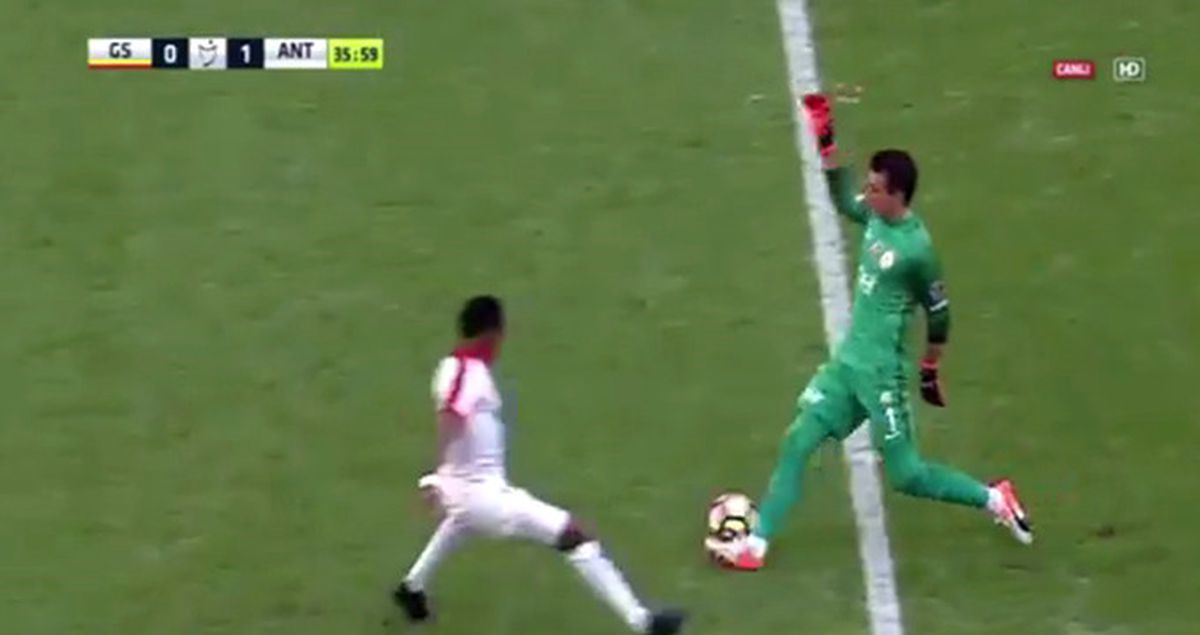 Galatasaray'ın Uruguaylı Kalecisi Muslera, Stancu'yu da Çalımladı