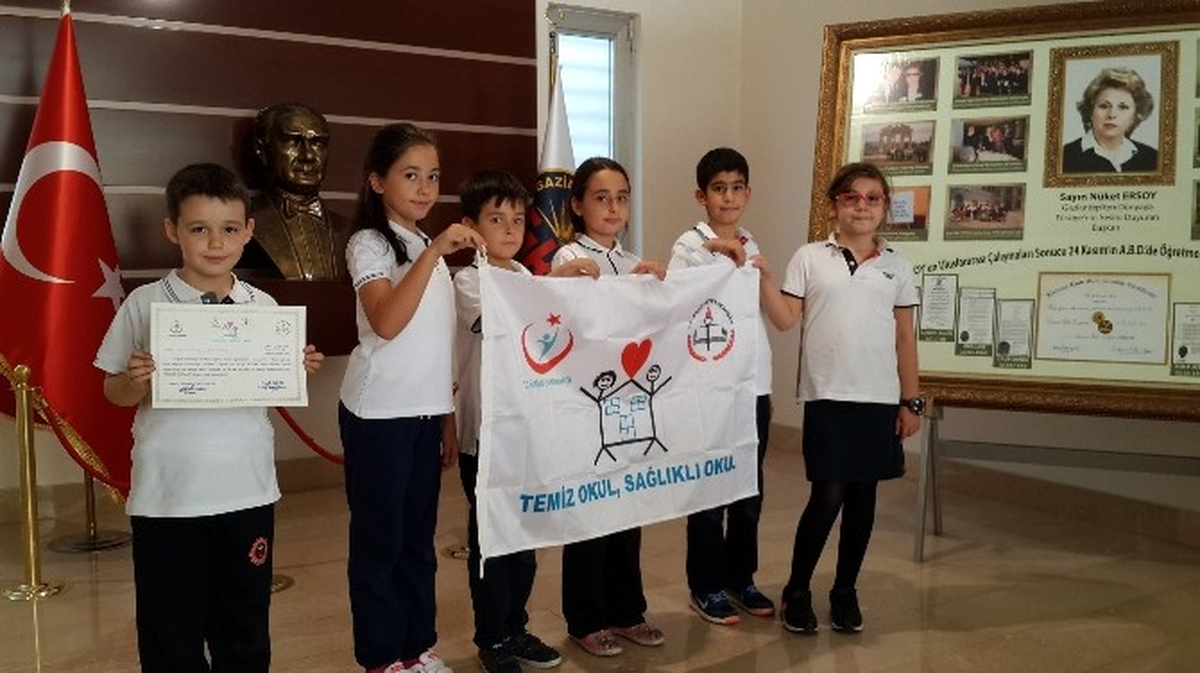 Gaziantep Kolej Vakfı İlkokulu\'na Beyaz Bayrak