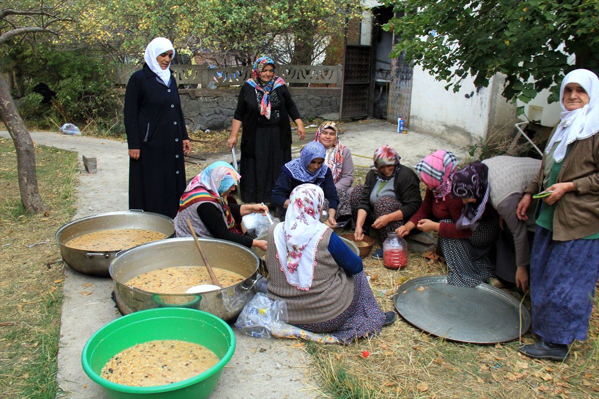 Hafik\'te Aşure Dağıtıldı