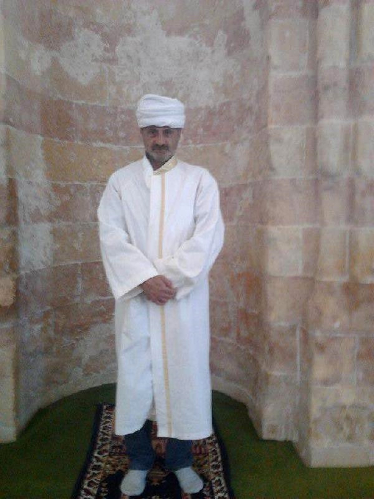 İmam Cübbesiyle Poz Verdi, Uyuşturucu ile Yakalandı
