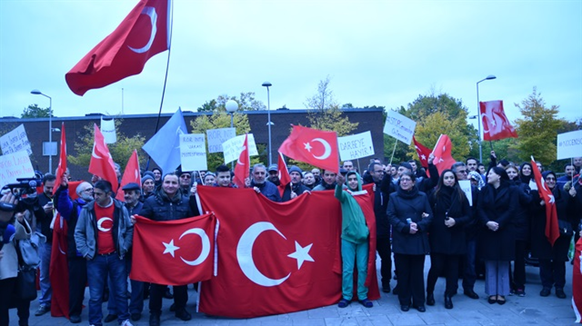 İsveç\'te "15 Temmuz" Panelinin Engellenmesi Protesto Edildi