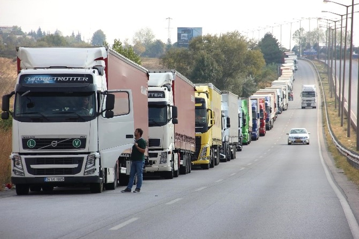 Kapıkule\'de 3 Kilometre Tır Kuyruğu