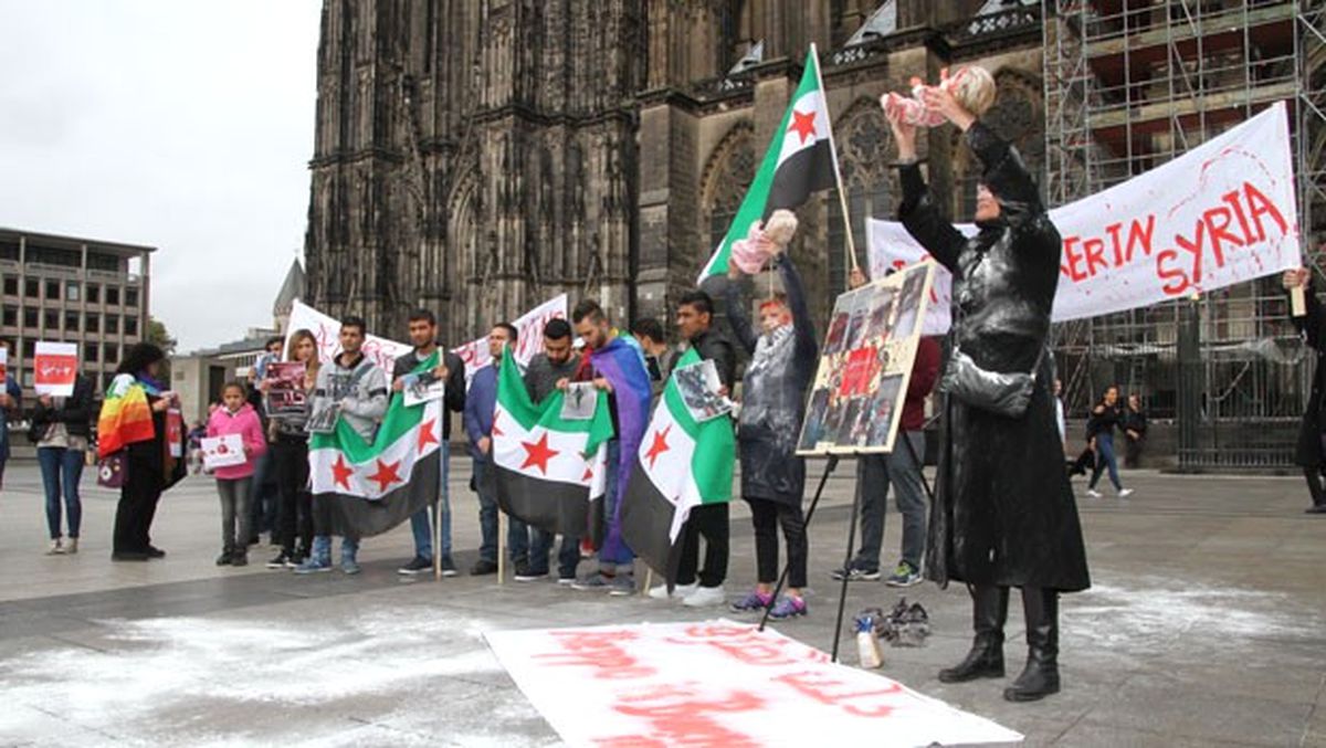 Köln Katedrali Önünde Halepteki Ölümleri Protesto Ettiler