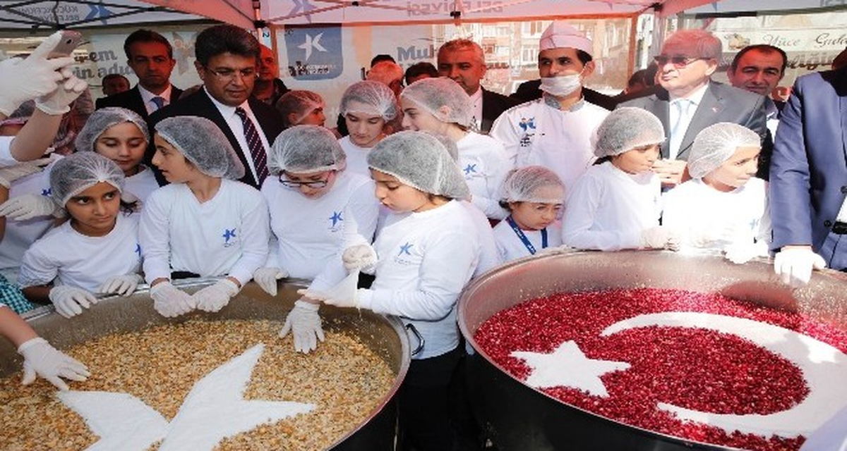 Küçükçekmece\'de Minik Ellerden Aşure İkramı