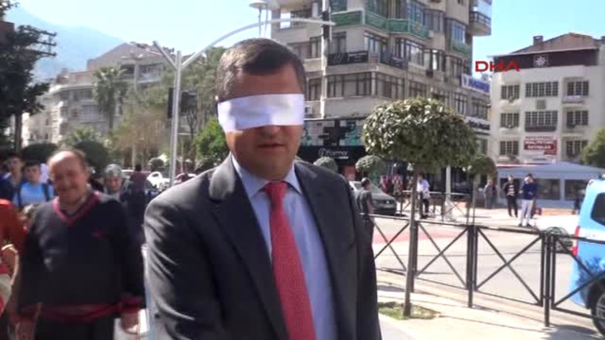 Manisa - CHP\'li Özel de Gözleri Bağlı Yürüdü