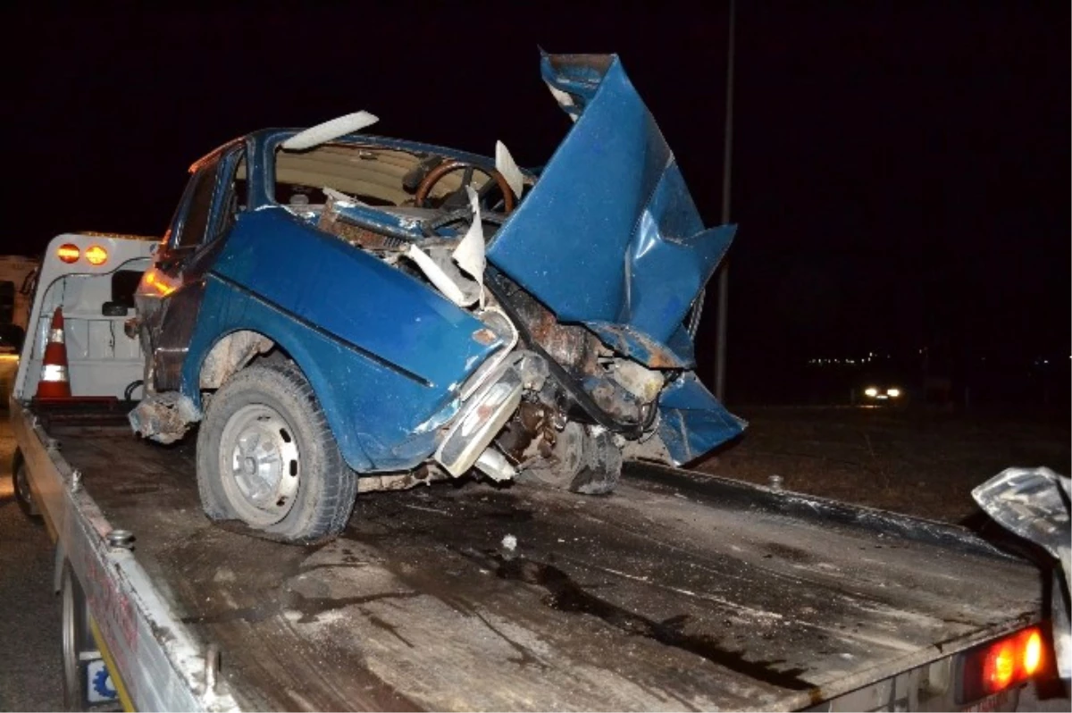 Manisa\'da İki Araç Kafa Kafaya Çarpıştı: 1 Ölü, 2 Yaralı