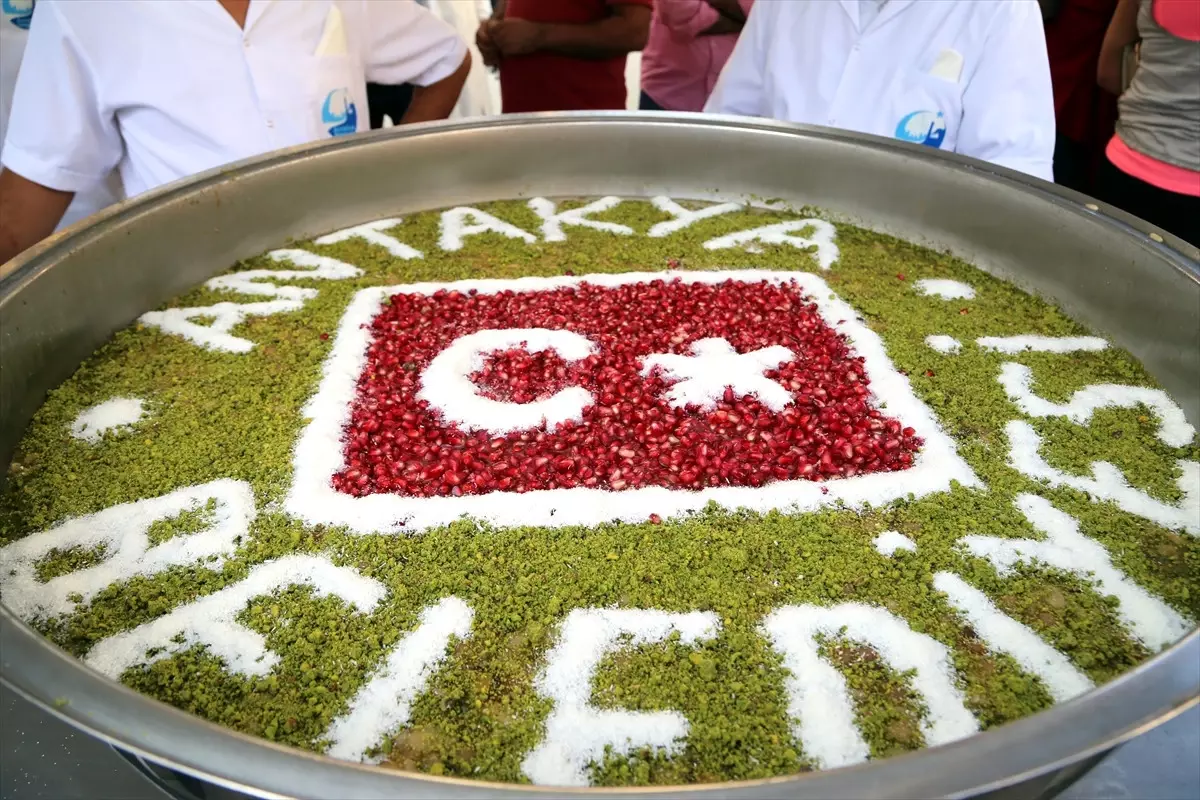 Mehteran Eşliğinde Aşure Dağıtıldı