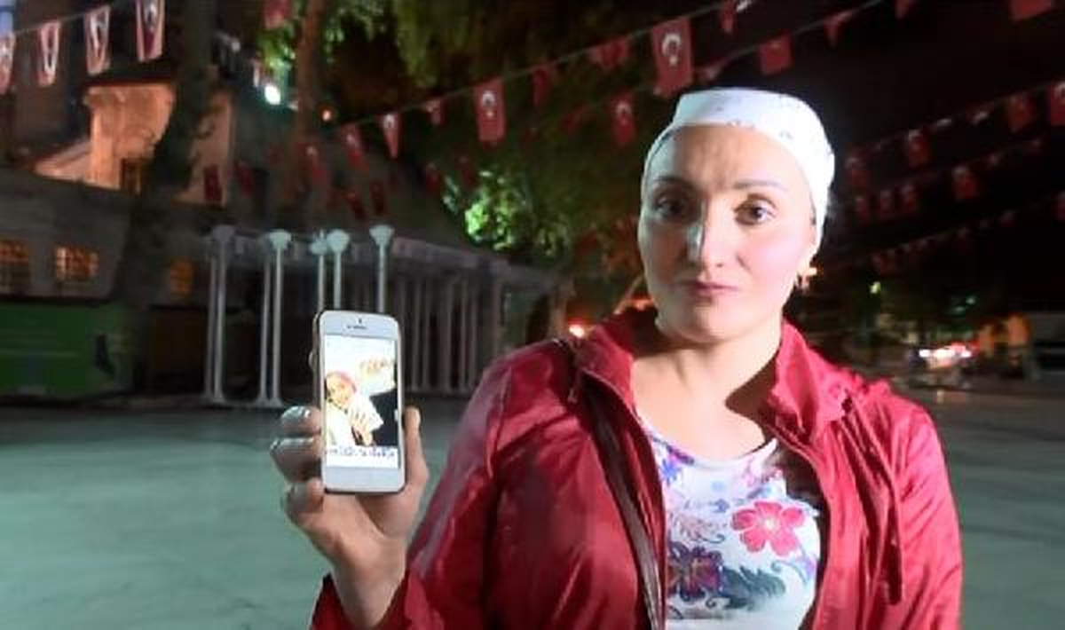 Otobüs Durağında Bulduğu 50 Bin Liralık Dövizi Polise Teslim Etti