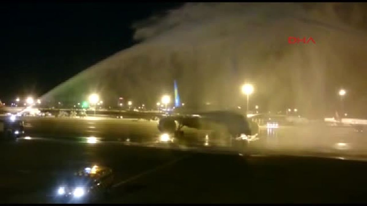 Özbek Yolcular Boeing 787 Dreamliner\'la Istanbul\'a Geldi