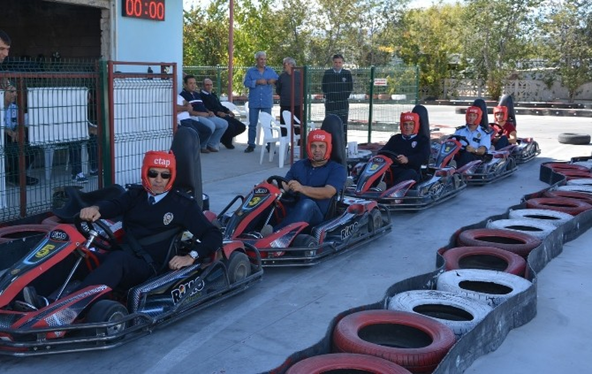 Polisler, Go-Kart Pistinde Stres Attı