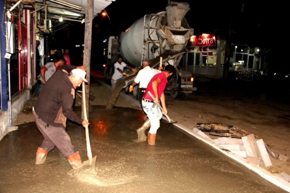 Sarıgöl\'ün Caddelerinde Gece de Çalışma Yapılıyor