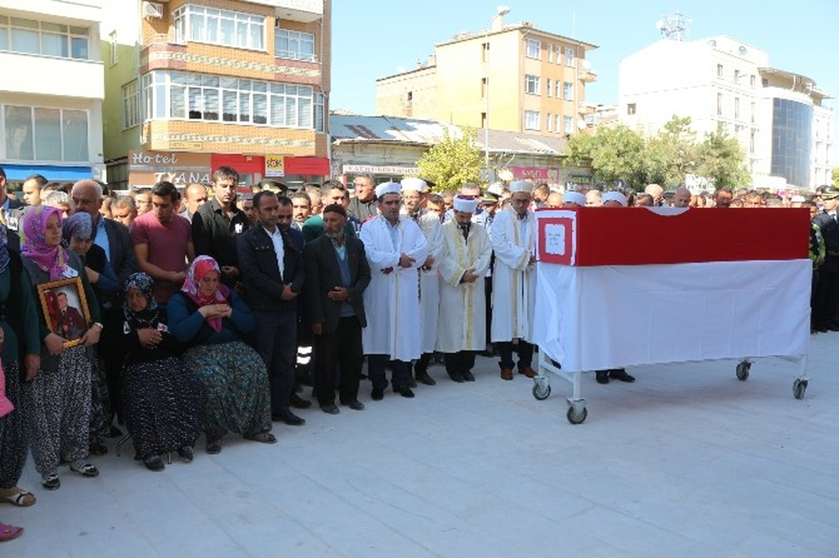 Şehit Annesi, Oğlunun Cenaze Namazında Saf Tuttu