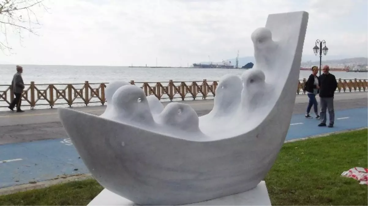 Suriyelilerin Acıları\'nı Anlatan Heykel, Tekirdağ\'ın Merkezinde