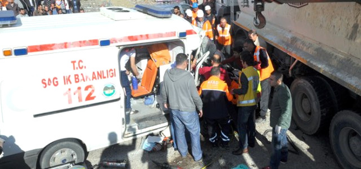 Tır\'dan İnen Sürücü Otomobilin Altında Kaldı