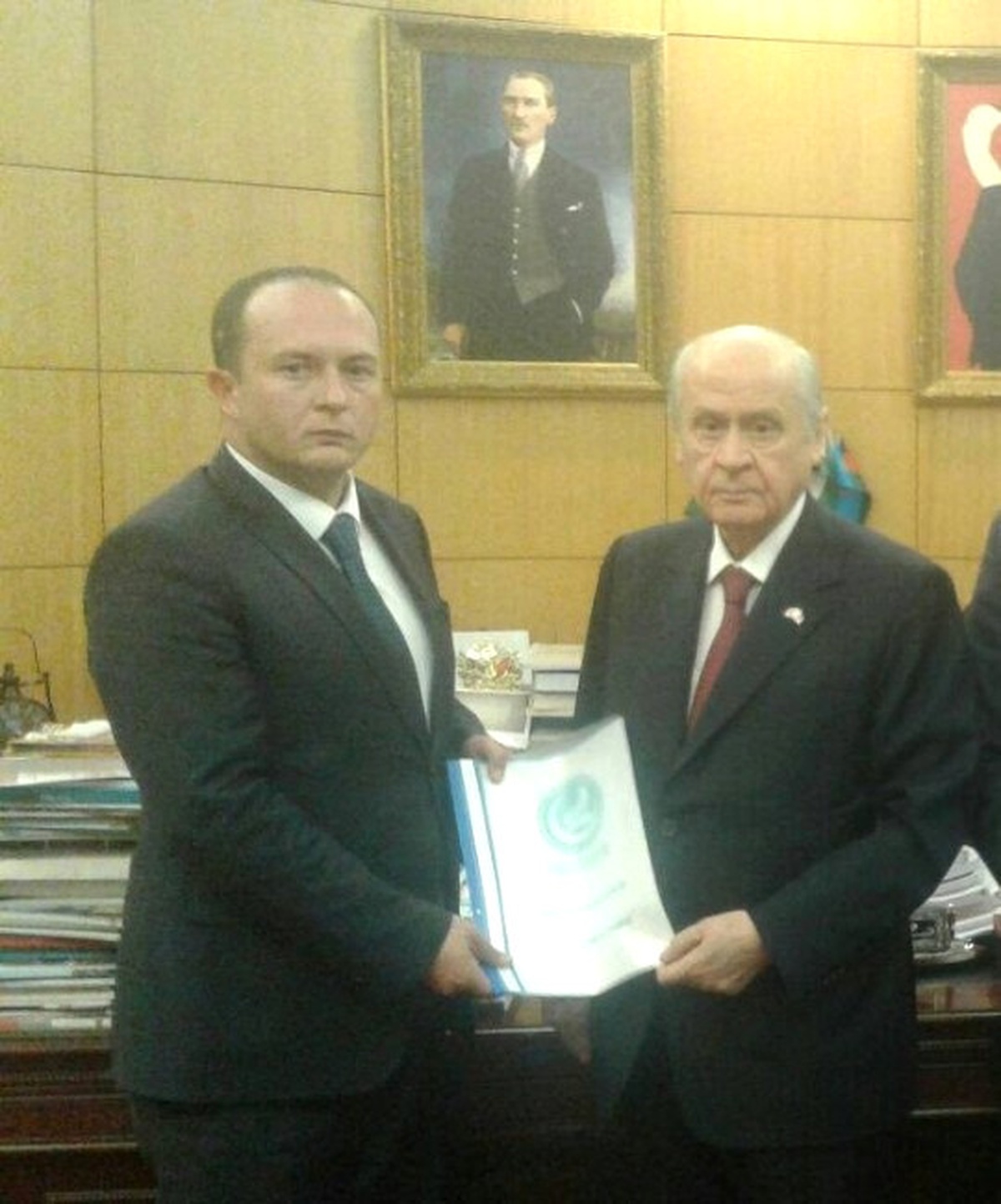 Ülkü Ocakları Tapuyu Bahçeli\'ye Takdim Etti