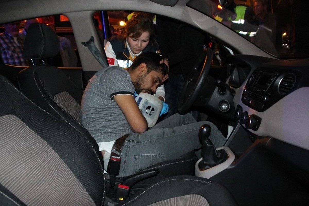 Virajı Alamayan Sürücü Otomobili ile Bankamatiğe Daldı