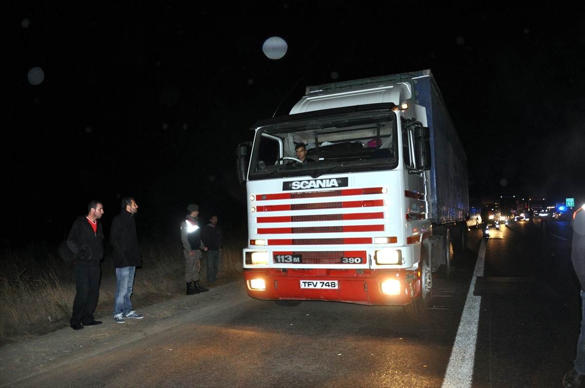 Yol Kenarına Park Ettiği Tırdan İnen Sürücüye Otomobil Çarptı