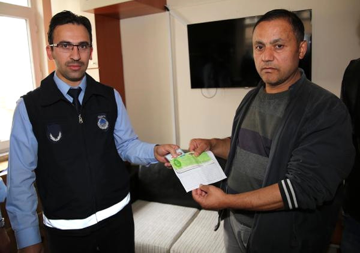 Yolda Bulduğu 158 Bin Liralık Çek ve Senedi Zabıtaya Teslim Etti
