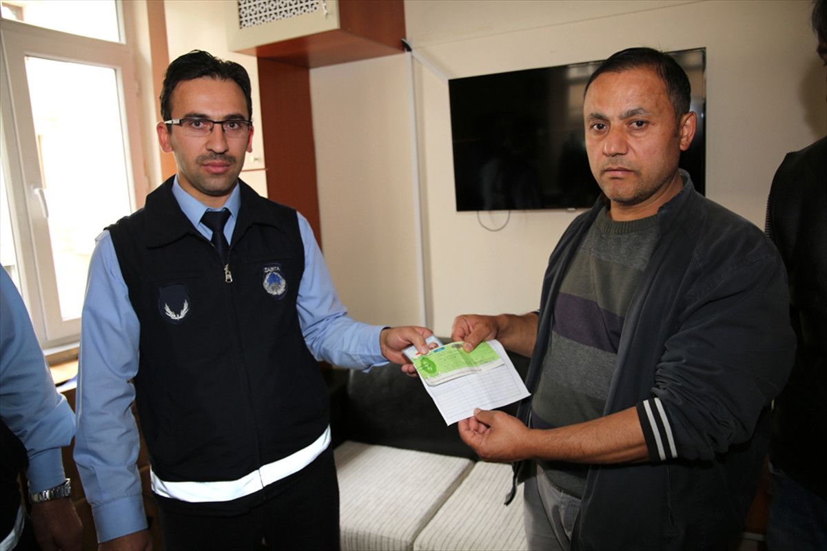Yolda Bulduğu Çek ve Senedi Zabıtaya Teslim Etti