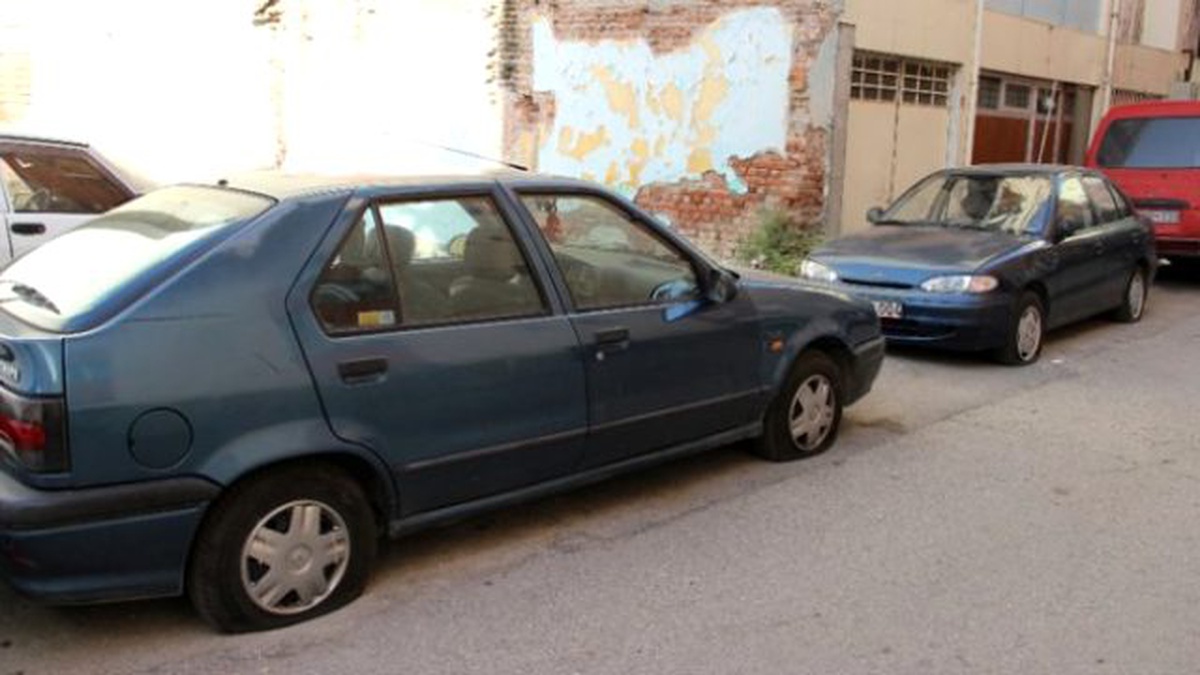 30 Arabanın Lastiklerini Kestiler!