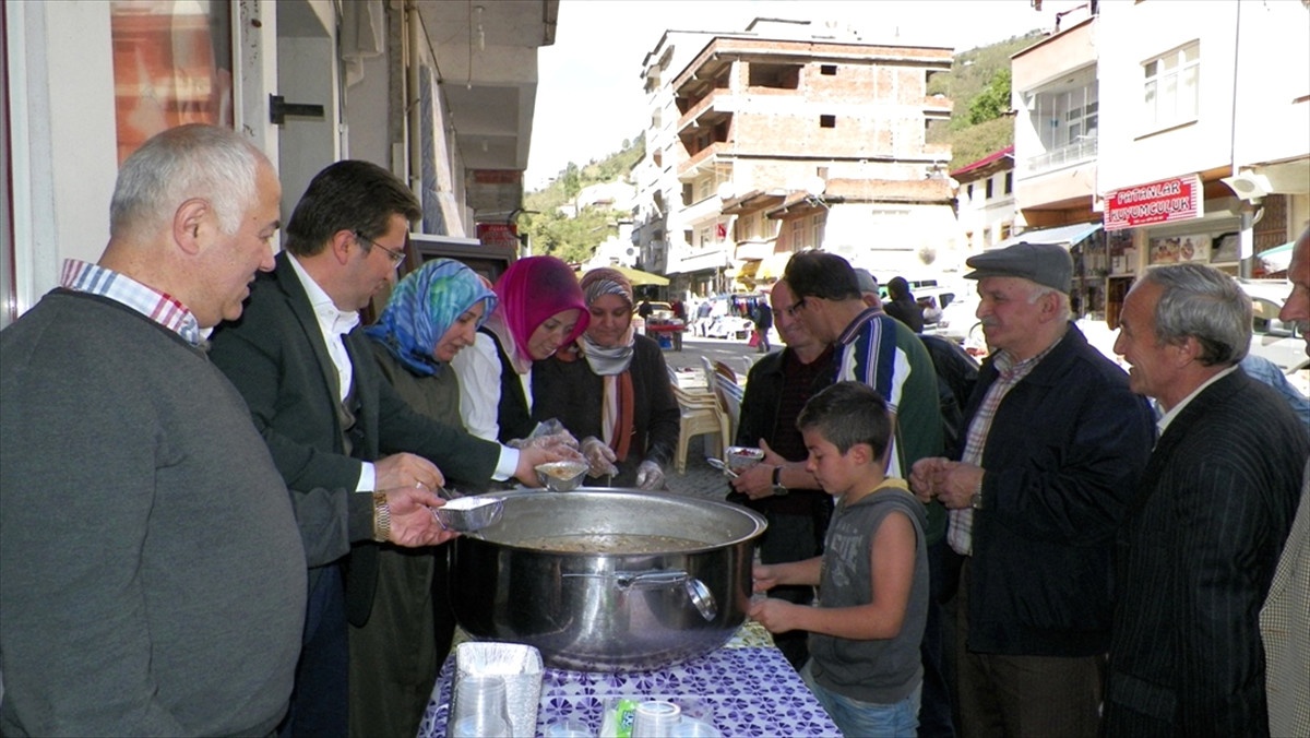 AK Parti\'li Kadınlar Aşure Dağıttı