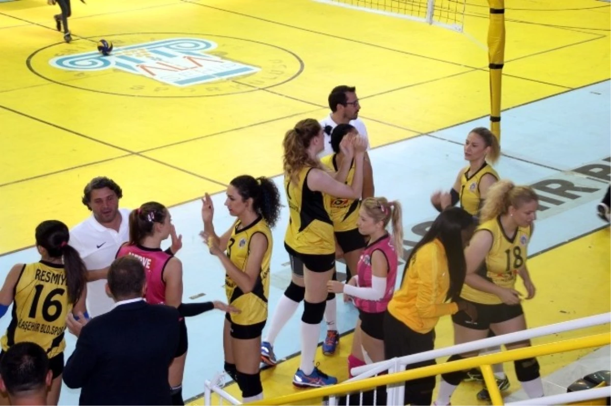 Alaşehir\'in Sarı Melekleri 1. Lig\'e \'Merhaba\' Dedi Alaşehir Belediye Spor Bayan