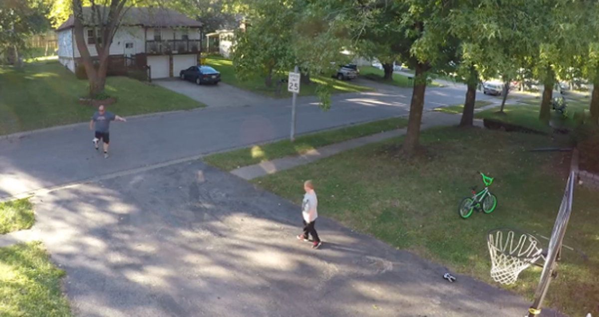 Basket Atmaya Çalışan Baba, Evin Camını Kırdı