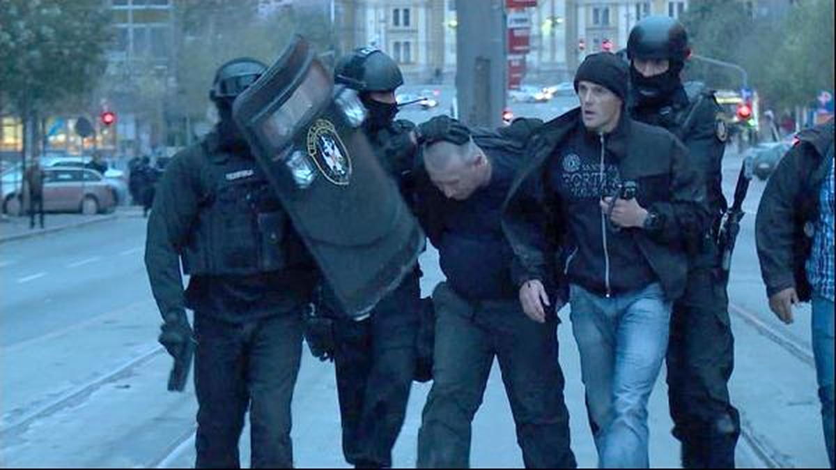 Belgrad'da Başbakanlık Binası Önünde 'Bomba' Paniği 3 Saat Sürdü