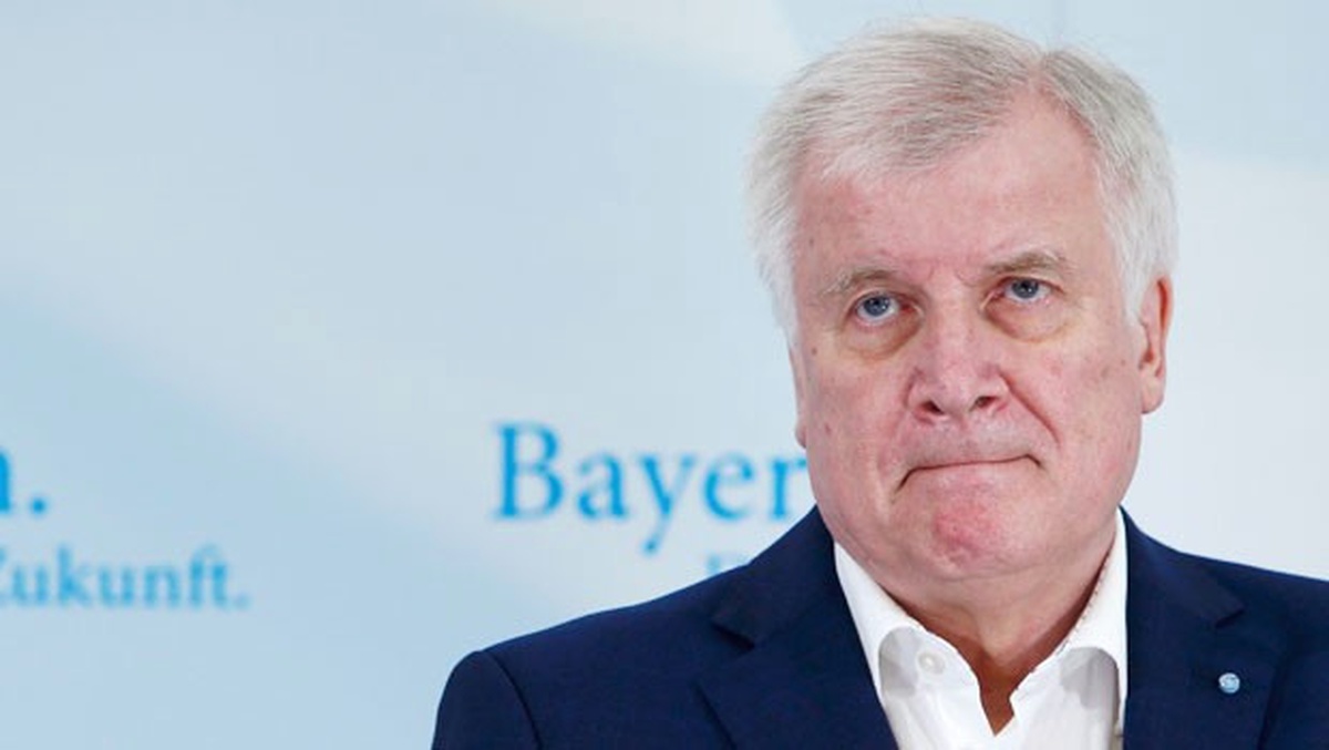 Csu Lideri Seehofer, Görevlerinden Birini Bırakacak