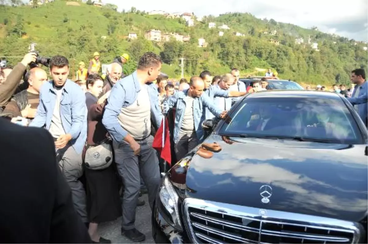 Cumhurbaşkanı Erdoğan'ın Makam Aracı Önünde İzdiham