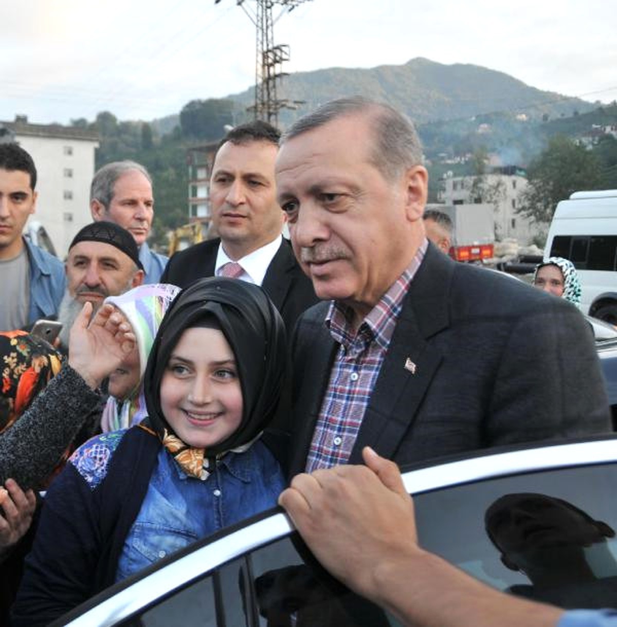 Cumhurbaşkanı Erdoğan\'ın Makam Aracı Önünde İzdiham (2)