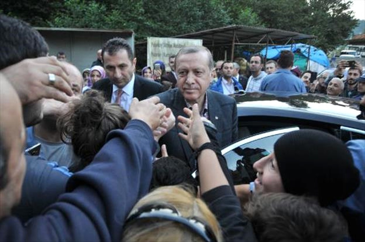 Cumhurbaşkanı Erdoğan\'ın Makam Aracı Önünde İzdiham (2)