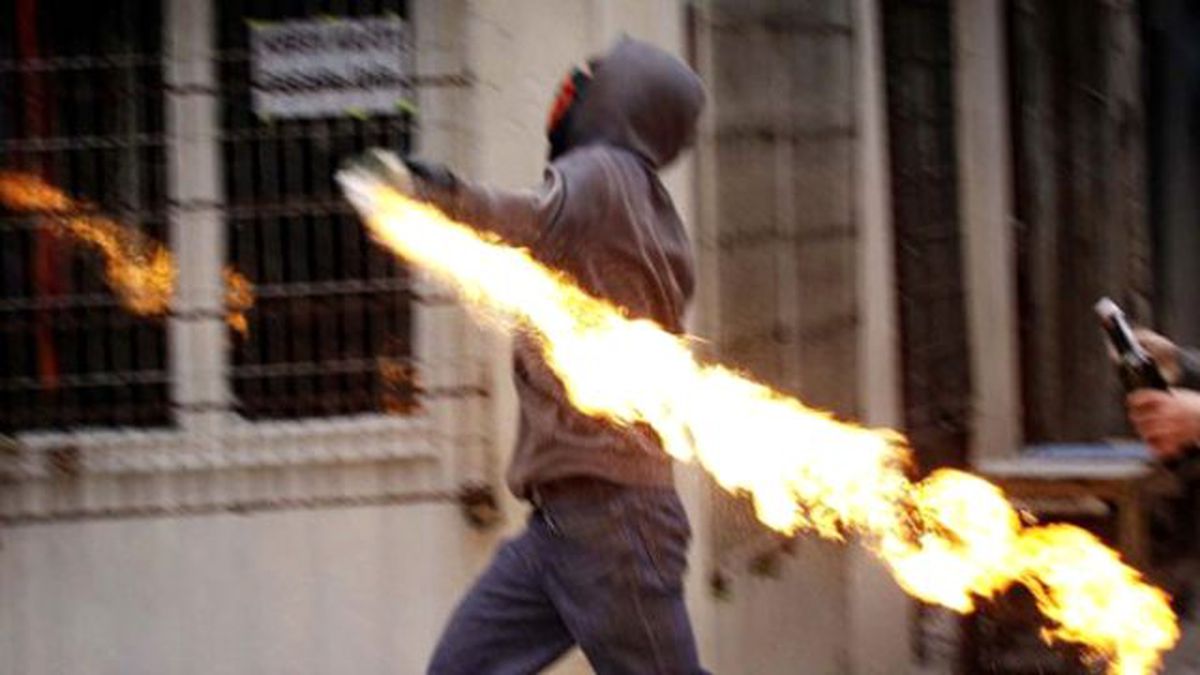Diyarbakır\'da Molotoflu Saldırı!