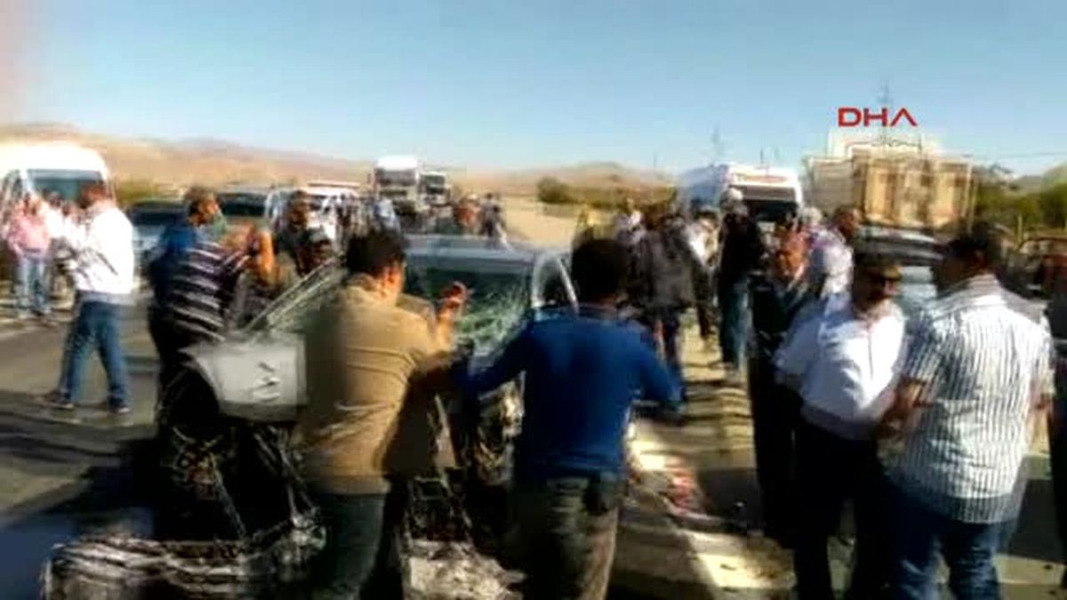 Elazığ\'da 2 Araç Çarpıştı: Araçlarda Sıkışan 2 Sürücü Yaralandı