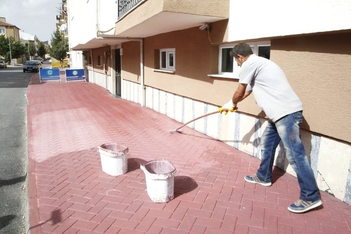 Emek Mahallesi\'nde Kaldırımlar Kırmızı Oldu