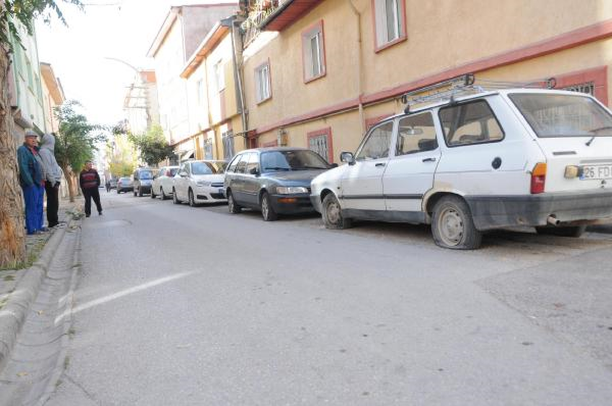 Eskişehir'de 30'dan Fazla Aracın Lastikleri Kesildi