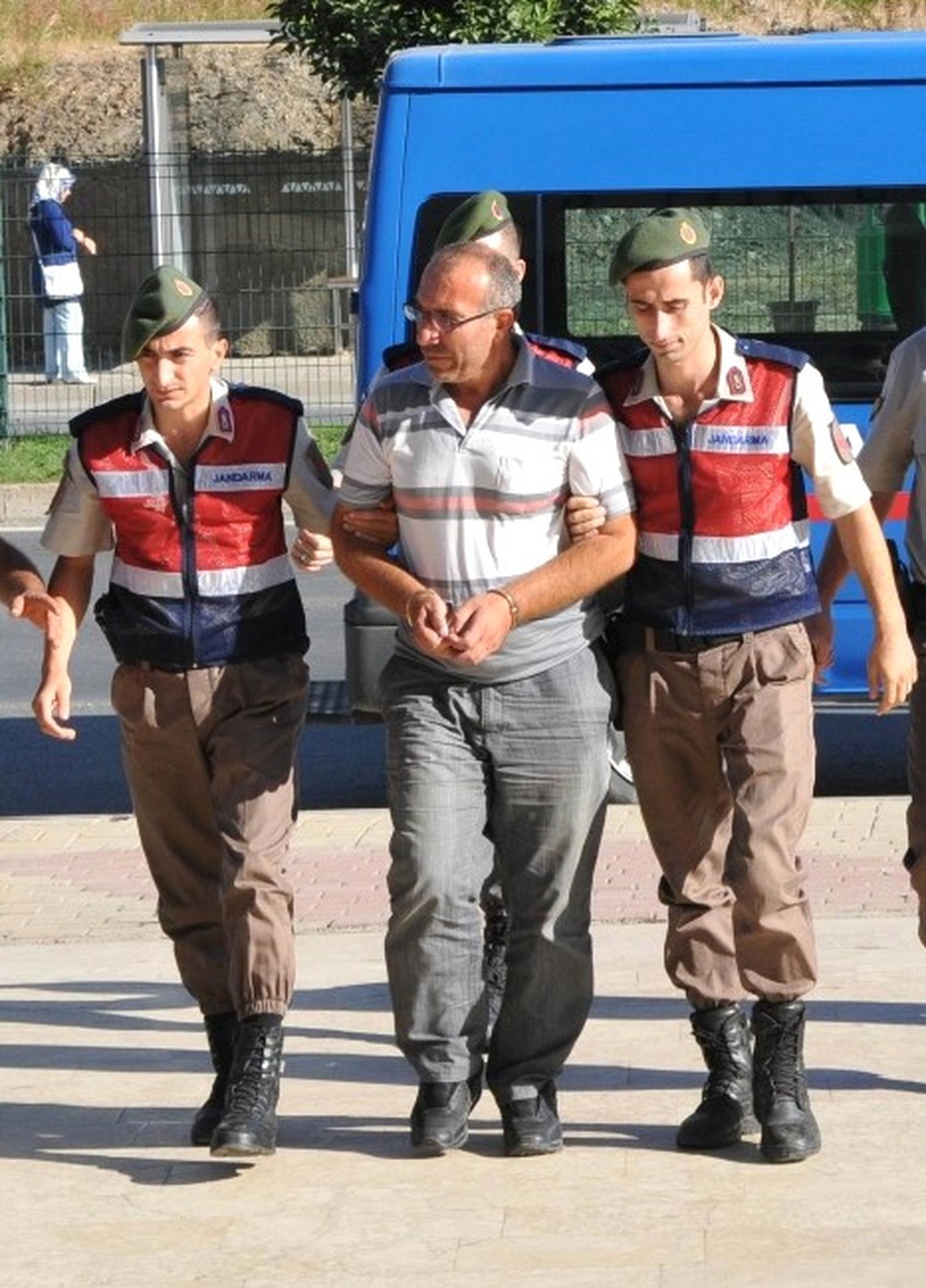 Eve Haciz Getirten Oğlunu Bıçakladı