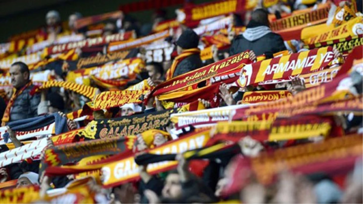 Galatasaray Taraftarı Tezahüratı Değiştirdi